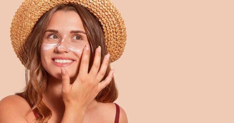 lady applying sunscreen